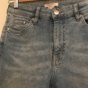 H&M Mid/high rise light wash mom jeans